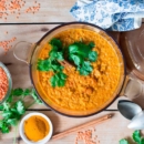 Bowl de Lentejas Rojas, Calabaza y Espinacas con Hierbas Aromáticas